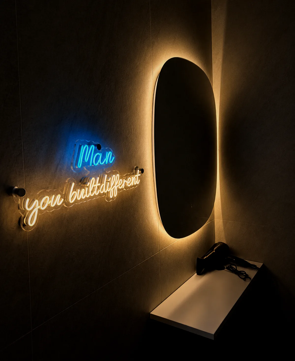 Spogliatoio di AMW Wellness Club con specchio retroilluminato